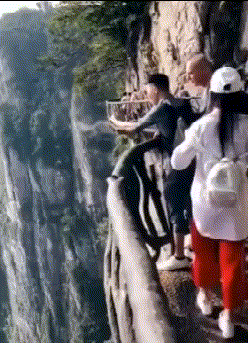 美女你这衣服穿的不对吧,下面都露出来了,网友:她是故意的!