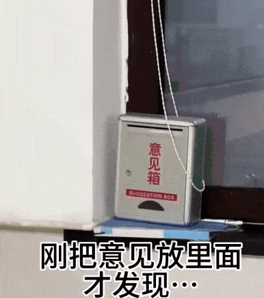 美女你这衣服穿的不对吧,下面都露出来了,网友:她是故意的!