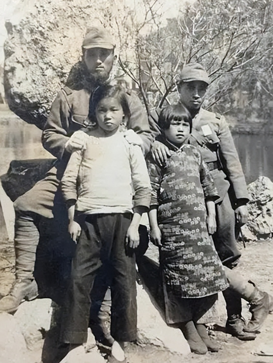 30张日军暴行照片,女子脱衣服被日本人侮辱致死,惨死野外