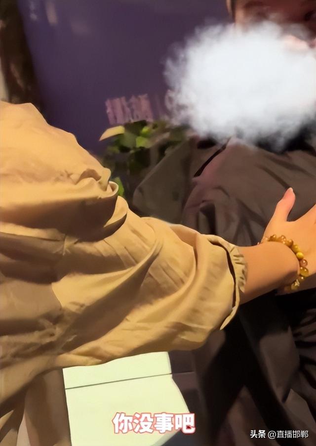 两女生凌晨四点吃宵夜回去路上,见一外卖小哥躺车盖上一动不动,上前查看情况被吓一跳