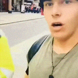 美女你这衣服穿的不对吧,下面都露出来了,网友:她是故意的!