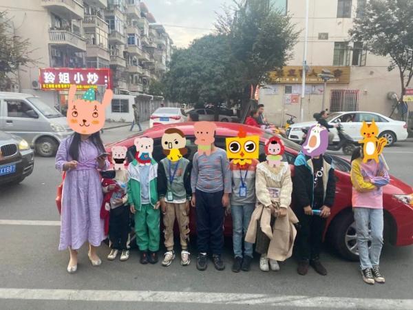 惊!一辆小轿车竟然载9人,危及生命的重量,多一个都不行