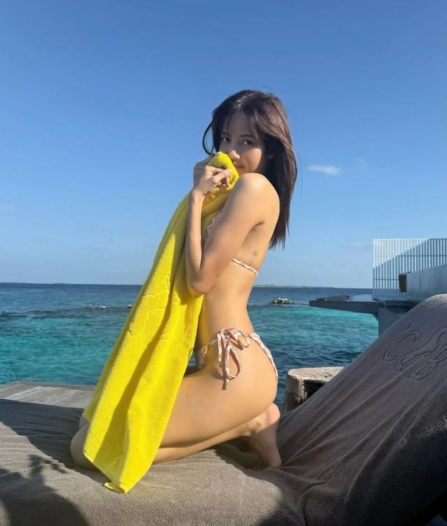 Lisa穿着新买的比基尼在沙滩上骑自行车,才28岁就实现了休假自由