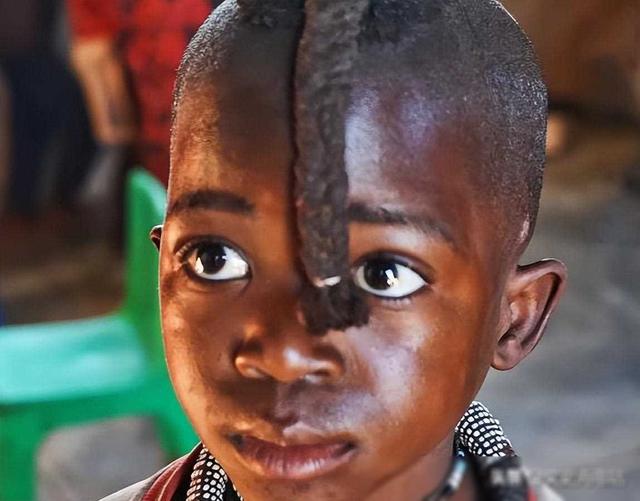 将要消失的非洲部落,女人以“赤裸”为美,大部分男人活不到15