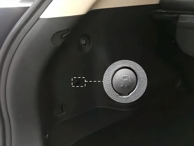 好长时间没加油,忘了油箱盖咋打开了……