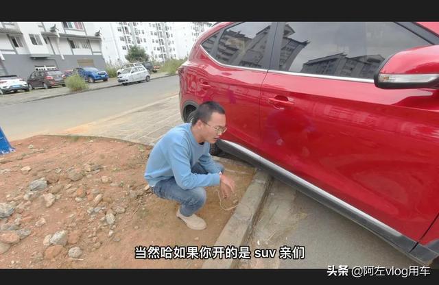 新手开车如何直角转弯不刮蹭?现场演示,找准这两点一分钟学会