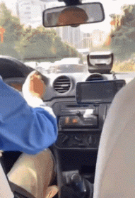 美女你这衣服穿的不对吧,下面都露出来了,网友:她是故意的!