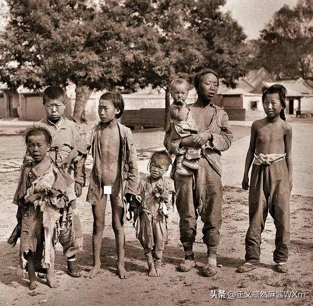 30张日军暴行照片,女子脱衣服被日本人侮辱致死,惨死野外