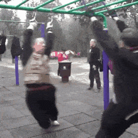 美女你这衣服穿的不对吧,下面都露出来了,网友:她是故意的!