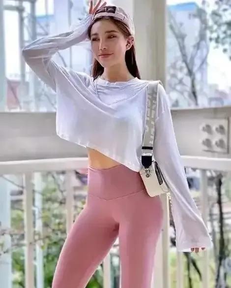 韩国健身女神,身材凹凸有致性感迷人,腹肌马甲线更是吸睛