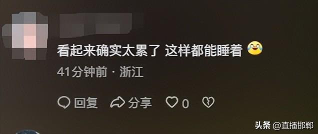 两女生凌晨四点吃宵夜回去路上,见一外卖小哥躺车盖上一动不动,上前查看情况被吓一跳