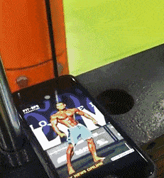 美女你这衣服穿的不对吧,下面都露出来了,网友:她是故意的!