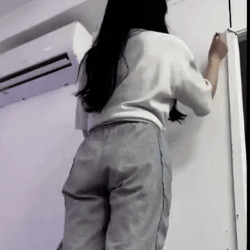 美女你这衣服穿的不对吧,下面都露出来了,网友:她是故意的!