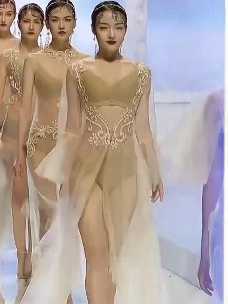 当美女三围遇上《碧草青青花盛开》:一场疯狂又迷人的体坛盛宴