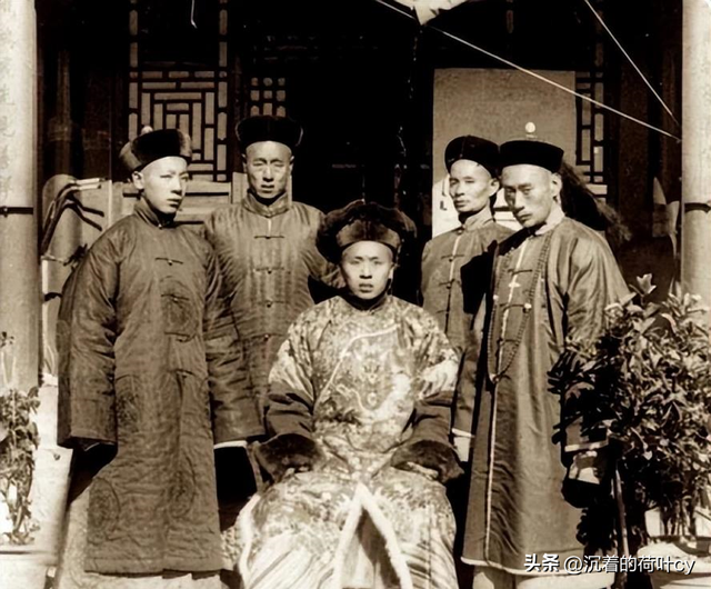 30张日军暴行照片,女子脱衣服被日本人侮辱致死,惨死野外