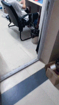 美女你这衣服穿的不对吧,下面都露出来了,网友:她是故意的!