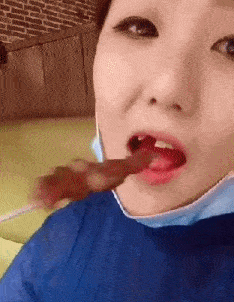 美女你这衣服穿的不对吧,下面都露出来了,网友:她是故意的!