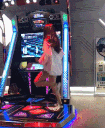 美女你这衣服穿的不对吧,下面都露出来了,网友:她是故意的!