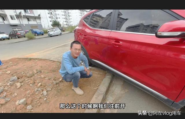 新手开车如何直角转弯不刮蹭?现场演示,找准这两点一分钟学会