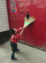 美女你这衣服穿的不对吧,下面都露出来了,网友:她是故意的!