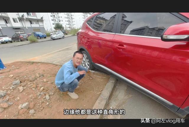 新手开车如何直角转弯不刮蹭?现场演示,找准这两点一分钟学会