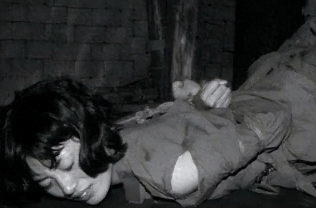 30张日军暴行照片,女子脱衣服被日本人侮辱致死,惨死野外