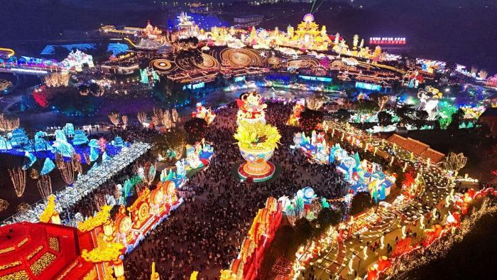 文化中国行·镜头里的非遗年|非遗灯会耀新春