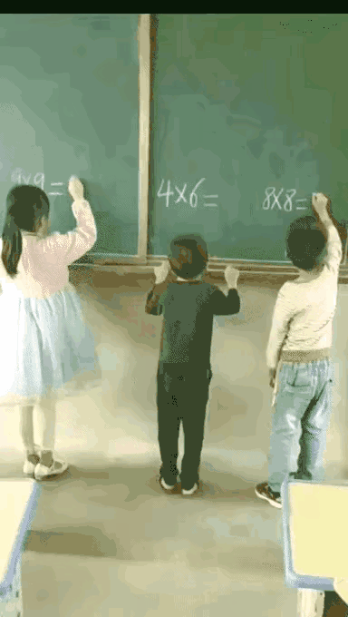 美女你这衣服穿的不对吧,下面都露出来了,网友:她是故意的!