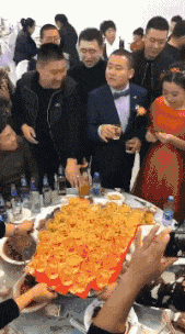 美女你这衣服穿的不对吧,下面都露出来了,网友:她是故意的!