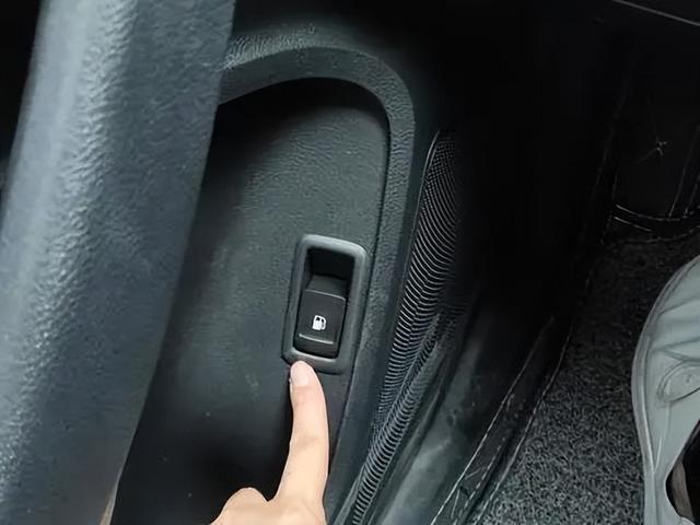 好长时间没加油,忘了油箱盖咋打开了……