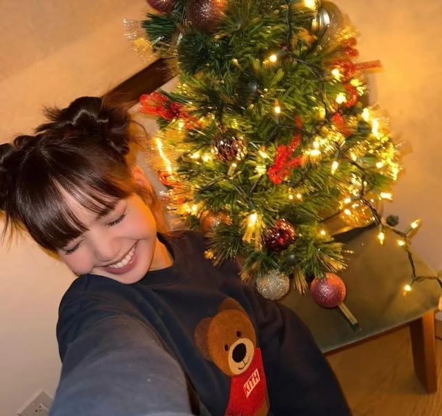 Lisa穿着新买的比基尼在沙滩上骑自行车,才28岁就实现了休假自由