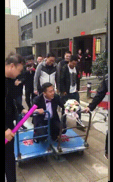 美女你这衣服穿的不对吧,下面都露出来了,网友:她是故意的!