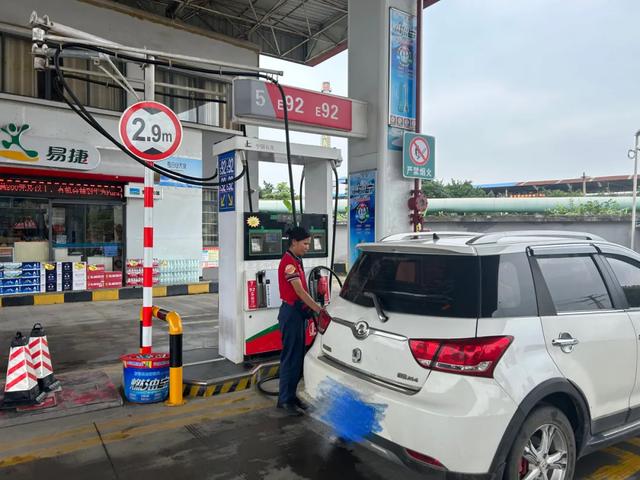 好长时间没加油,忘了油箱盖咋打开了……