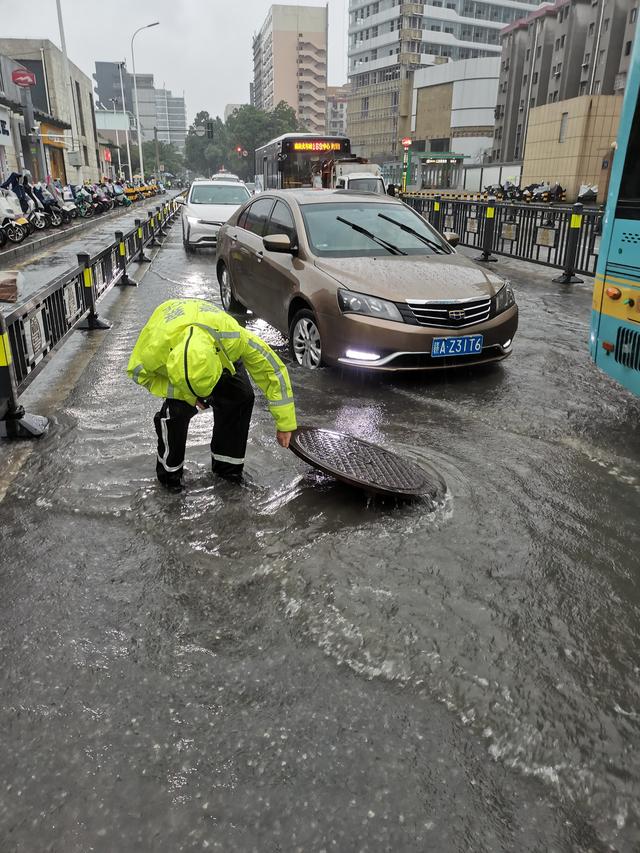 出行请注意!南昌火车站南广场客运站门口积水较严重
