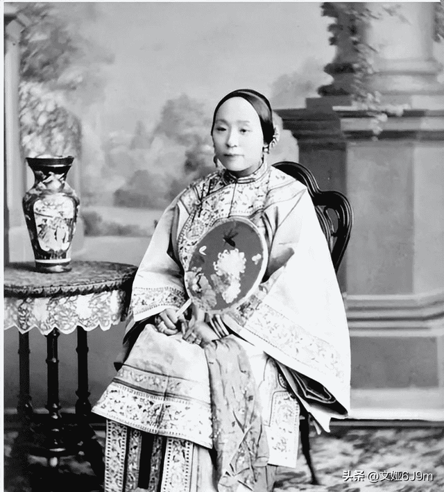 30张日军暴行照片,女子脱衣服被日本人侮辱致死,惨死野外