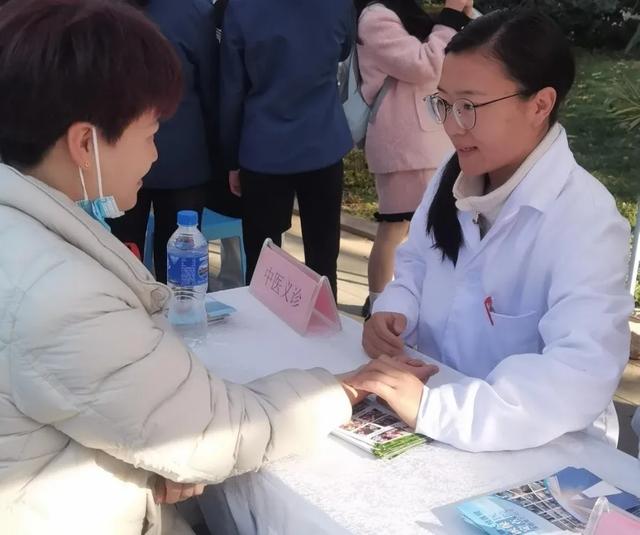 她白天治病,晚上揍人