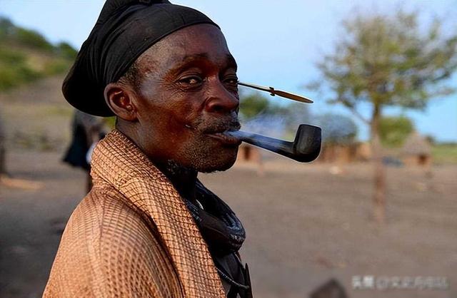 将要消失的非洲部落,女人以“赤裸”为美,大部分男人活不到15