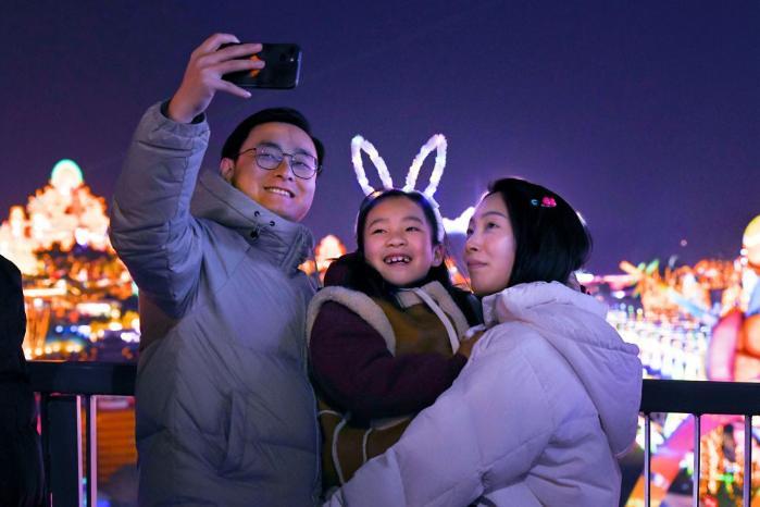 文化中国行·镜头里的非遗年|非遗灯会耀新春