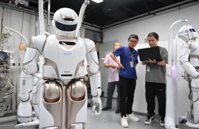 车企为啥争造人形机器人?