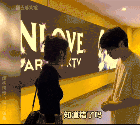 美女你这衣服穿的不对吧,下面都露出来了,网友:她是故意的!