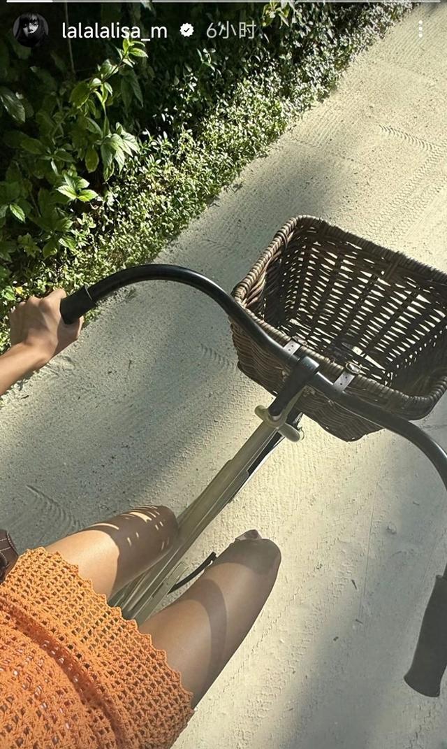 Lisa穿着新买的比基尼在沙滩上骑自行车,才28岁就实现了休假自由