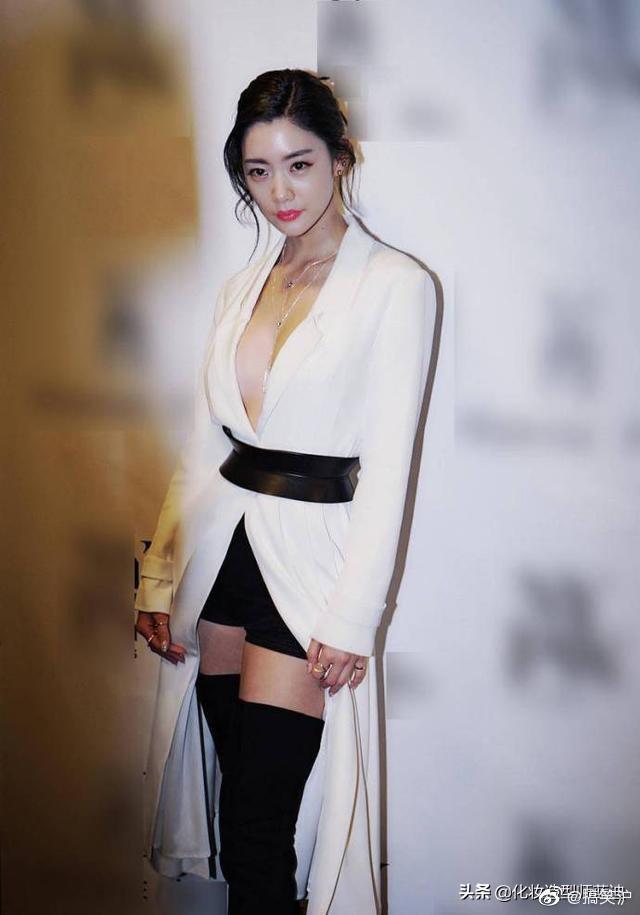 “亚洲美女”克拉拉“3D身材”真丰满小蛮腰细得惊人,魔鬼身材啊