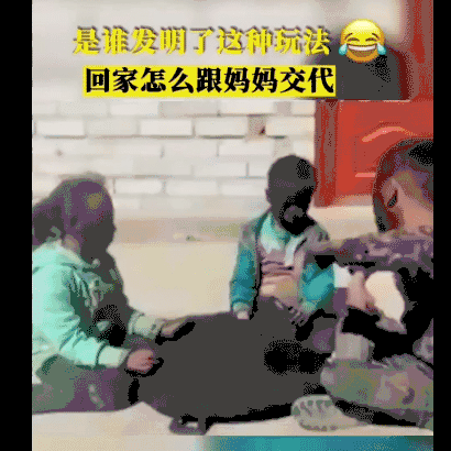 美女你这衣服穿的不对吧,下面都露出来了,网友:她是故意的!