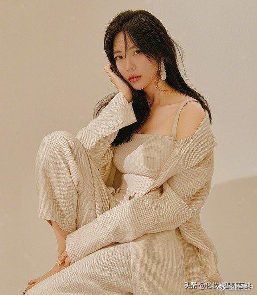 “亚洲美女”克拉拉“3D身材”真丰满小蛮腰细得惊人,魔鬼身材啊