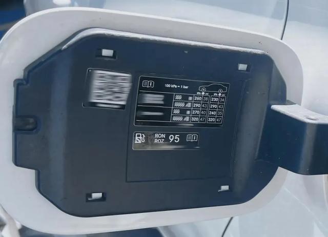 好长时间没加油,忘了油箱盖咋打开了……