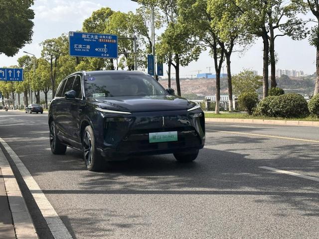 山城试驾魏牌蓝山 :车长近5米2,但开起来很灵活