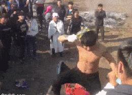 美女你这衣服穿的不对吧,下面都露出来了,网友:她是故意的!