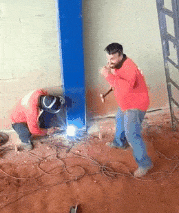 美女你这衣服穿的不对吧,下面都露出来了,网友:她是故意的!