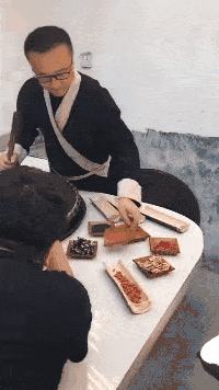 美女你这衣服穿的不对吧,下面都露出来了,网友:她是故意的!