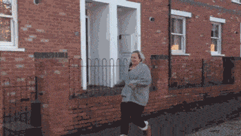 美女你这衣服穿的不对吧,下面都露出来了,网友:她是故意的!